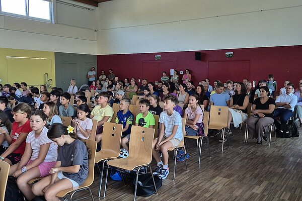 Auch die Eltern und Kinder sind gespannt auf ihre neuen Mitschüler.