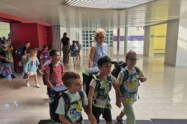 Begleitet von Lehrpersonen geht’s ins Klassenzimmer